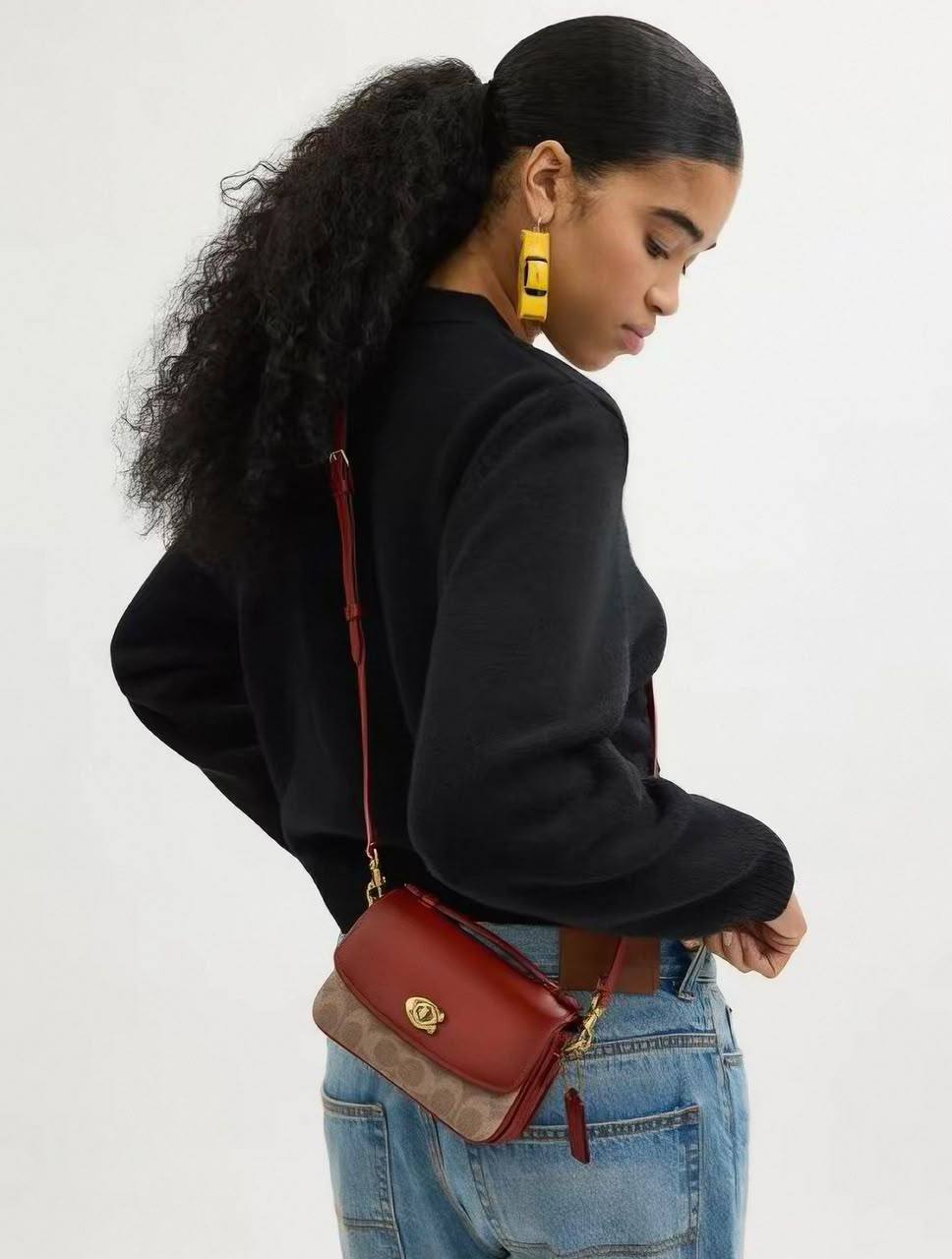 Coach

100 dhs🇦🇪🇦🇪🇦🇪

SIZE：20cm
GOOD-quality 
with box

Zain35
♥️♥️♥️