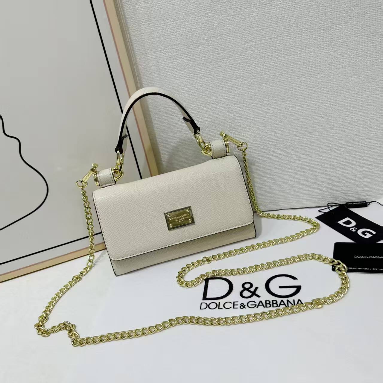 D&G

Best quality 
with box
100 dhs🇦🇪

size19CM

Zain290
♥️♥️♥️