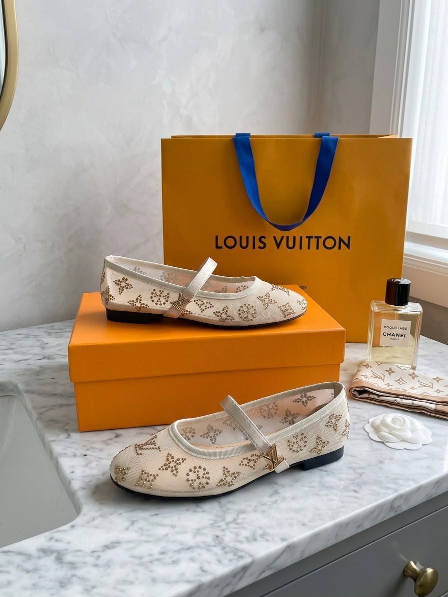 LV
100 dhs🇦🇪🇦🇪
Size 36-41

Zain40
♥️♥️♥️