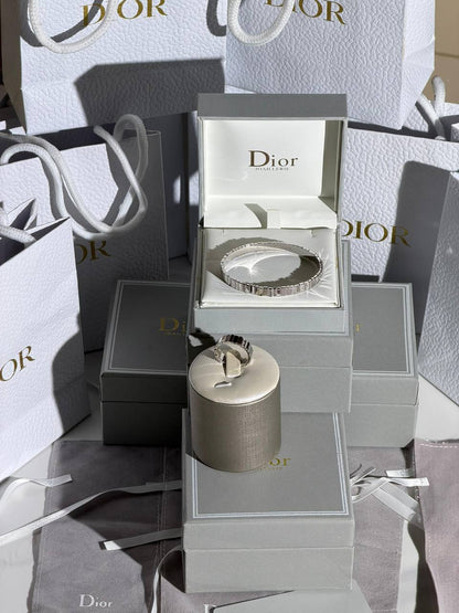 Dior
 New Collection 😍
Quality: Super Master 
Non -Tarnish color
* ⁠Earring 
* ⁠Bracelet
For Price 👇 WTSP Text Zain 0568585901

Zain268
♥️♥️♥️