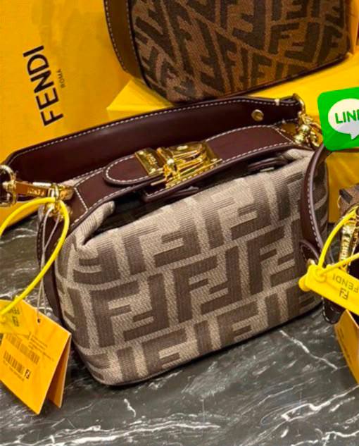 Fendi
100 dhs✅
Size：15CM
Good-quality with box

Zain35
♥️♥️♥️