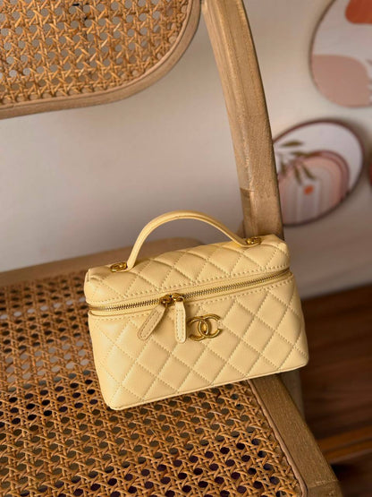 *New Collection✨✨✨
CHANEL
19cm
340 dhs🇦🇪🇦🇪
*MASTER QUALITY*
With box🎁

Zain167
♥️♥️♥️