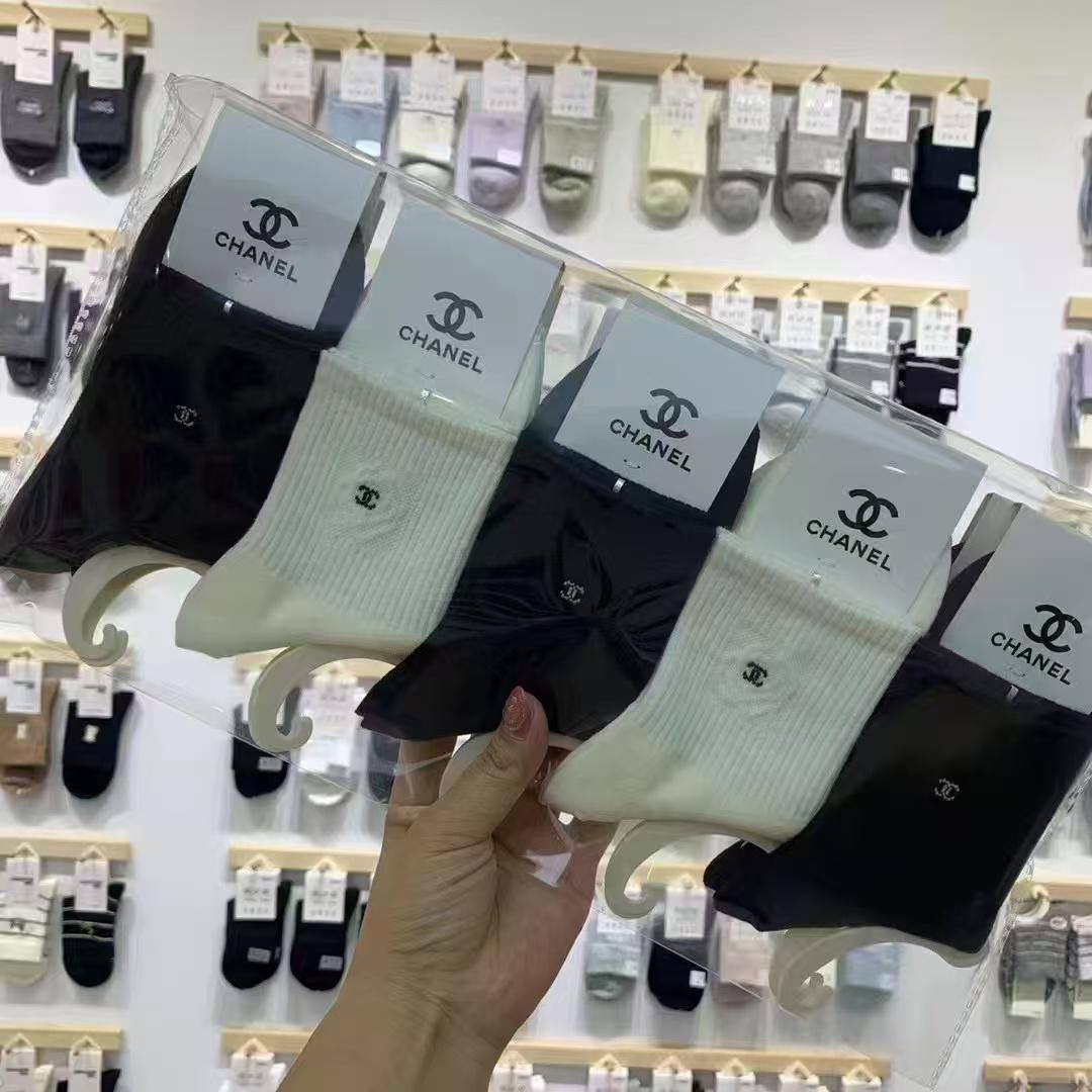 Socks 🧦 ❤️‍🔥*
5 piece 🤯
With boxes 🗃️ 
good quality 💯
45 dhs🪙💚

Zain216
♥️♥️♥️
