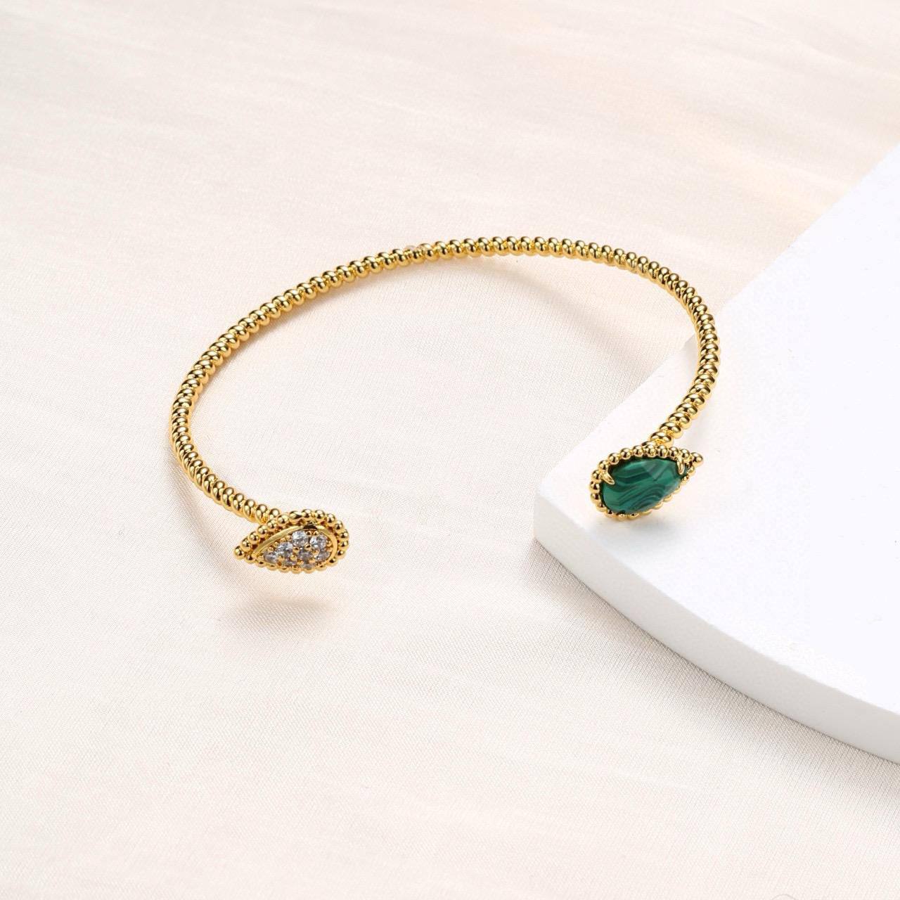 BOUCHERON ❤️‍🔥*
Bangle 🐦‍🔥
Master quality 💯
With normal boxes 🗃️ 
45 dhs🪙🌨️
With master box 📦 
130 dhs🪙🌨️

Zain216
♥️♥️♥️