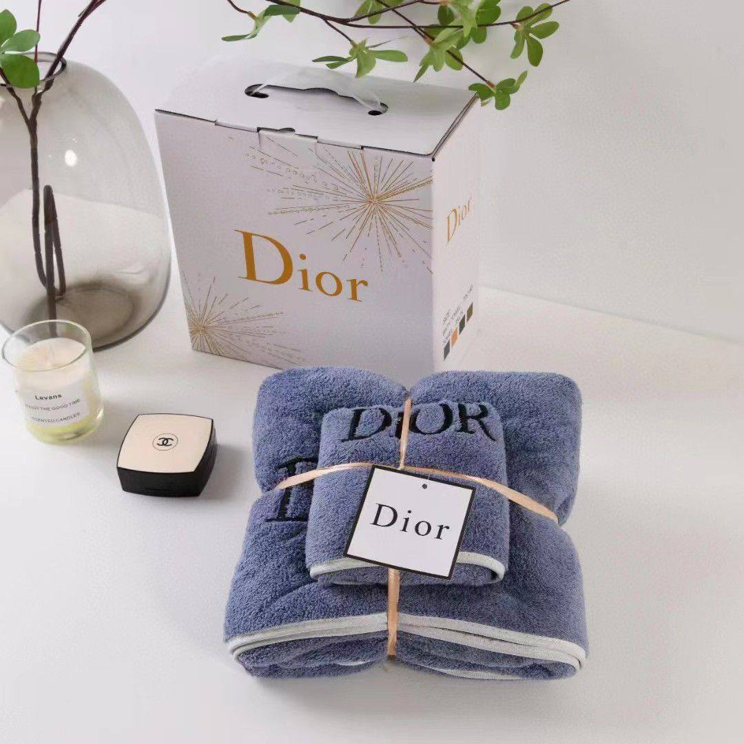 Brand 
Towels  
Good quality 
2 set
With paper 💼 
45 dhs✅

Zain99
♥️♥️♥️