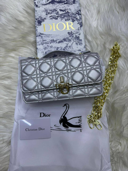 Dior woc

1⃣️ First quality +🎁

Size : 21 * 12 cm
110 dhs🇦🇪
 with box 🎁

Zain115
♥️♥️♥️