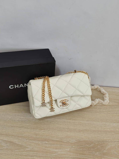 Chanel
80 dhs🪙💕
high quality 

with box  
🎁🎁🎁
23cm

Zain26
♥️♥️♥️