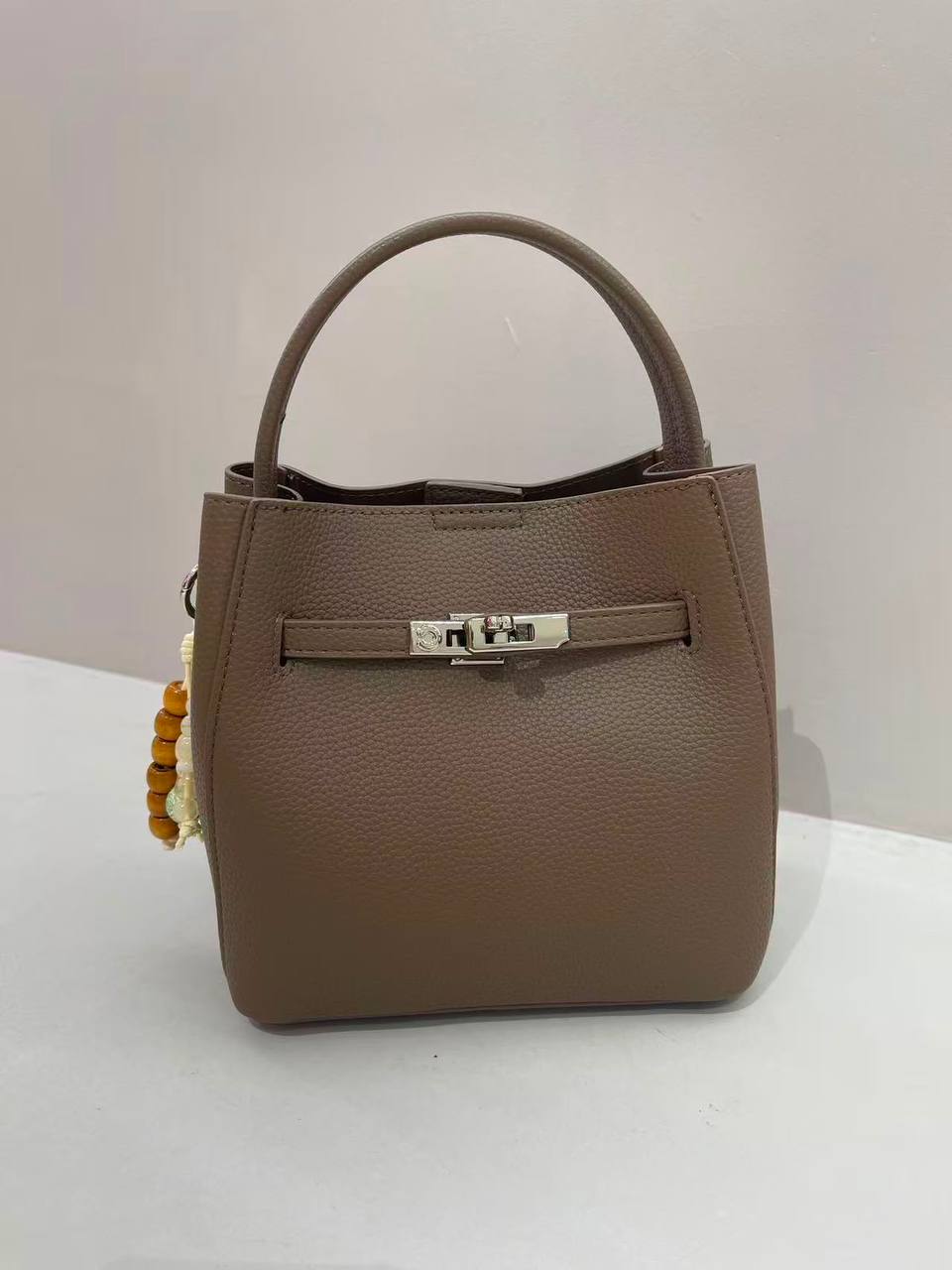 Hermes 
120 dhs✅
size 22 cm

Zain161
♥️♥️♥️