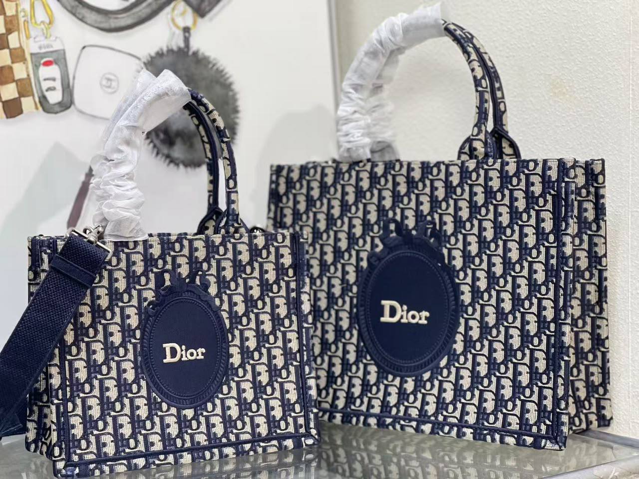 Dior Tote Bag 🙋🏻‍♀️
Master✅✅
36cm💕 320 dhs🇦🇪🇦🇪
41cm💕 330 dhs🇦🇪🇦🇪

Zain297
♥️♥️♥️
