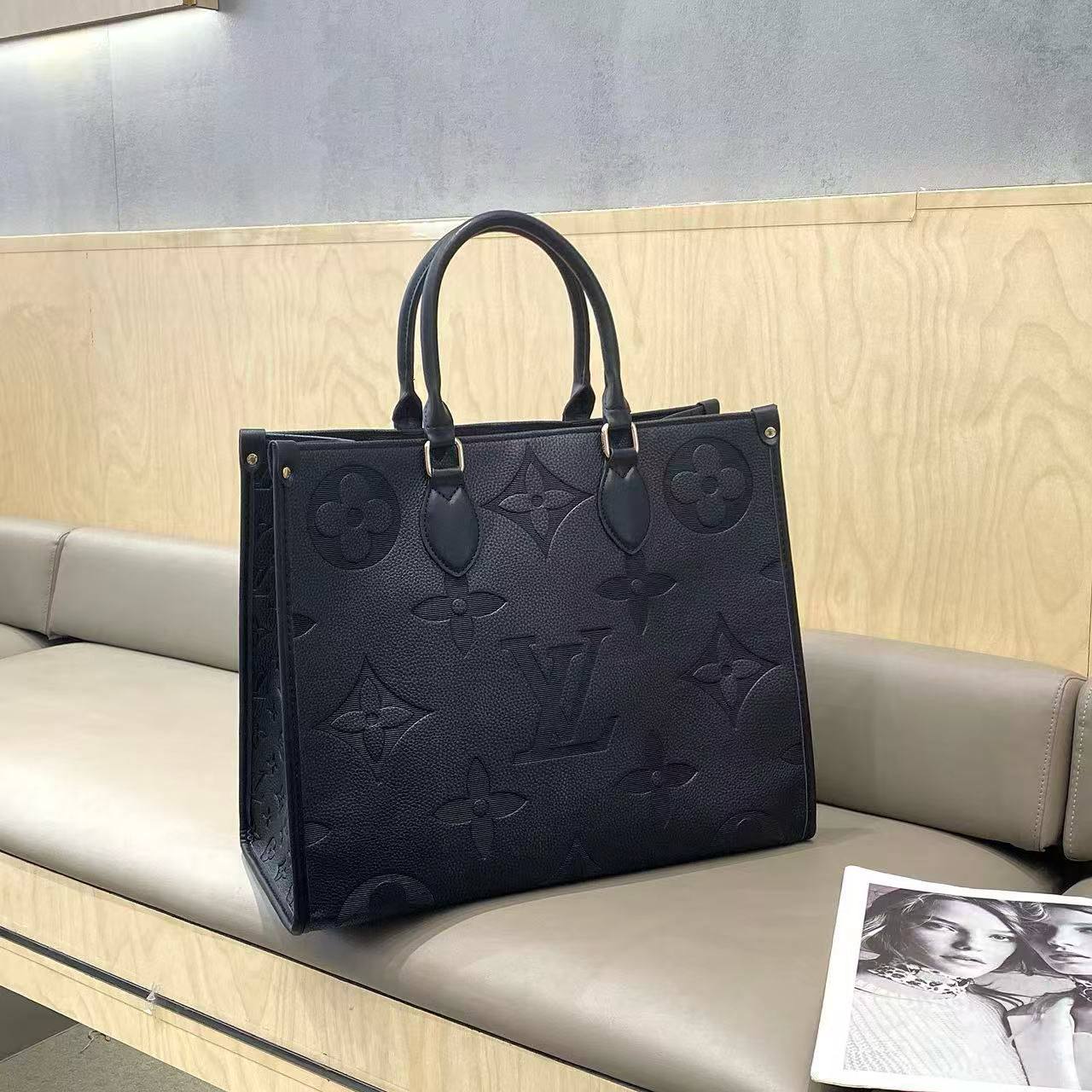 LV 
125 dhs🇦🇪
Size 35*27*15Cm

Zain161
♥️♥️♥️