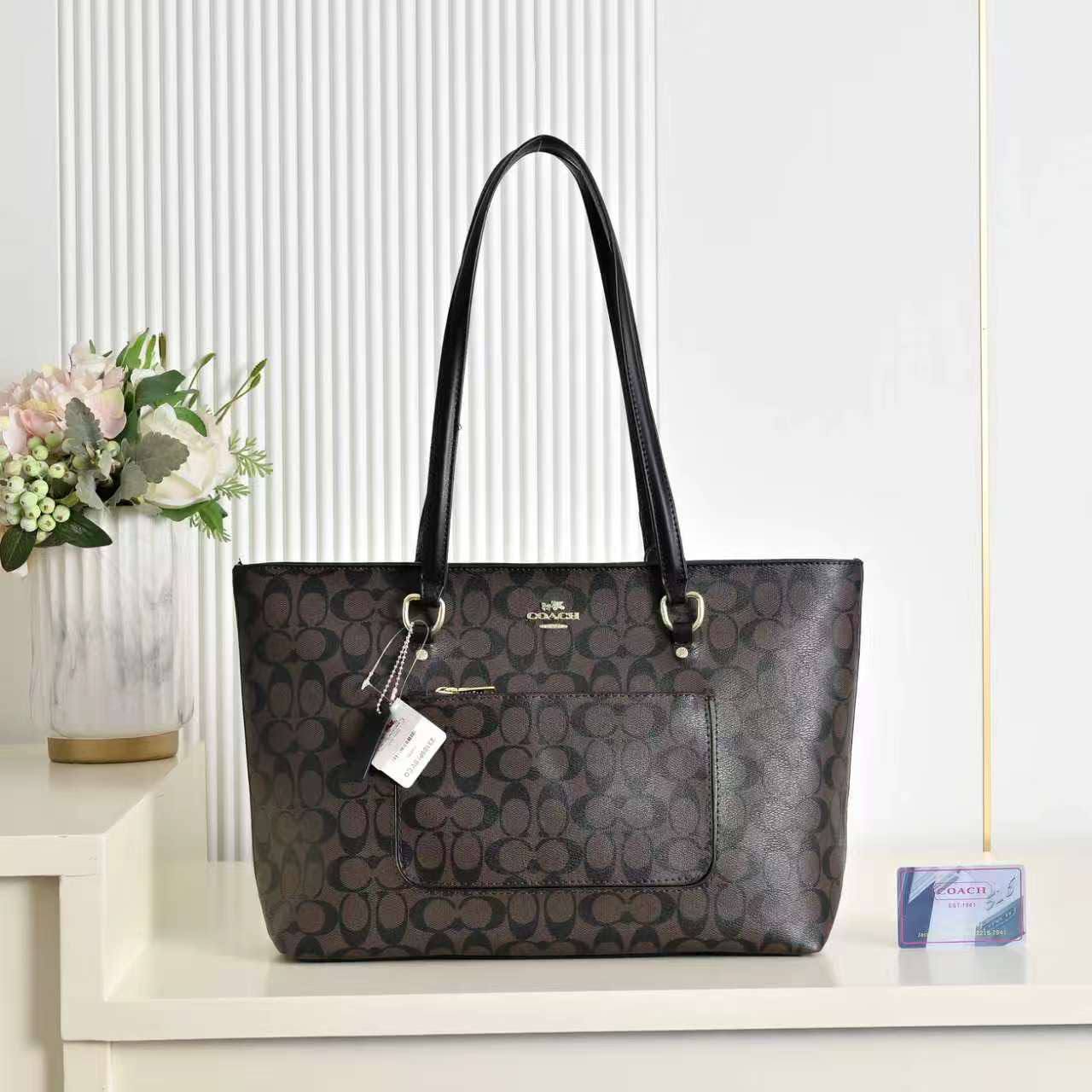 Coach 
85 dhs✅
size 43×10×26cm

Zain42
♥️♥️♥️