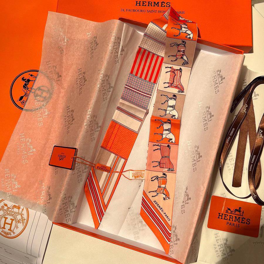 Silk Twilly Scarf 
Without box 🗃️ 
25 dhs✅

Zain231
♥️♥️♥️