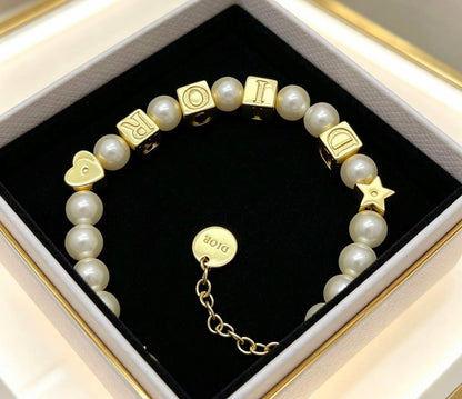 Dior 
Necklace 🐦‍🔥
Bracelet 🦋
Master quality 💯
With normal boxes 🗃️ 
120 dhs✅

With master box 📦 
140 dhs✅

Zain216
♥️♥️♥️