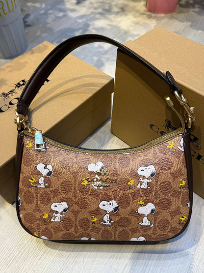 Coach tery 

25cm
95 dhs💓

with box
🎁🎁🎁

with cherry 🍒
115 dhs💓

Zain44
♥️♥️♥️
