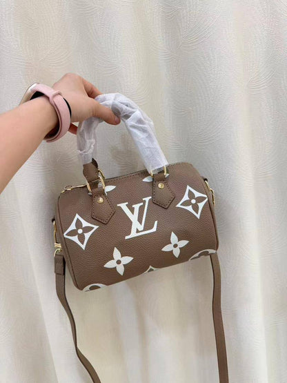 LV
80 dhs✅

with box
🎁🎁🎁

size 20×12×14cm

Zain213
♥️♥️♥️