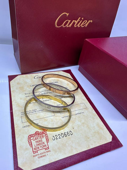 Cartier 🔥*
Bangle set🦋
3 bangle 🤯
Bangle size 16, 17 ,18,19,
Stainless steel 💯
Non tarnish 💯
With normal boxes 🗃️ 
And paper bag 🛍️
45 dhs🪙🌨️
With master box 📦 
85 dhs🪙🌨️

Zain216
♥️♥️♥️