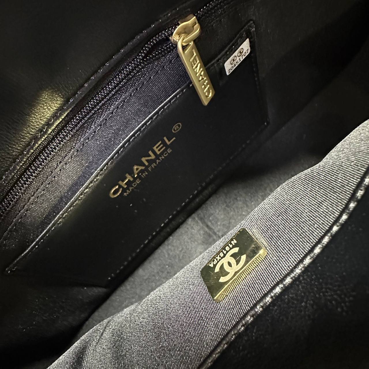 CHANEL 
COPY ONE 
WITH DOUBLE BOX ……🎁(leather) 
BIG SIZE 240 DHS✅
SMALL SIZE 230 DHS✅

Zain295
♥️♥️♥️