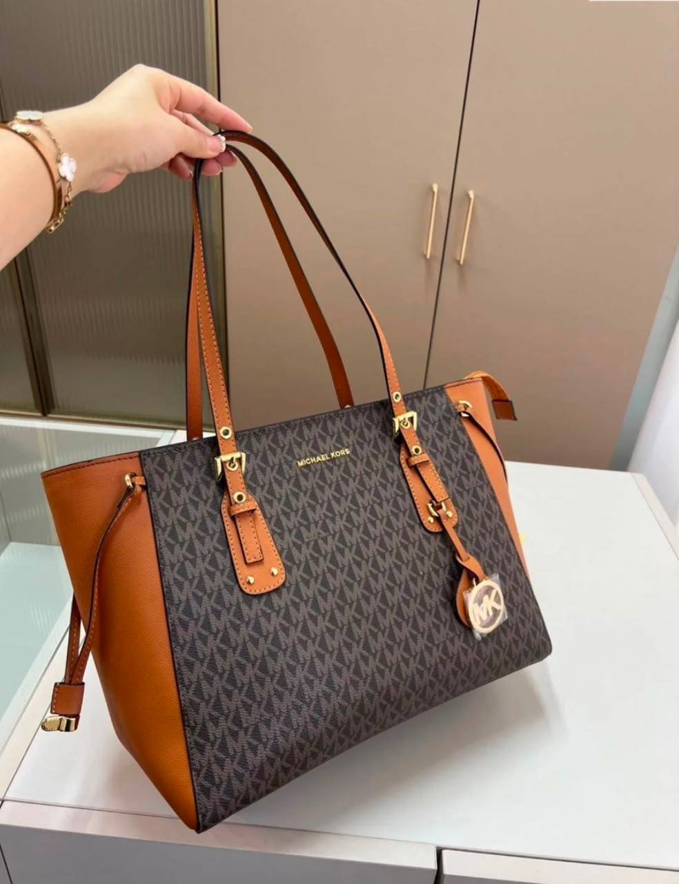 Mk
95 dhs💛
size 40×14×26cm

Zain42
♥️♥️♥️