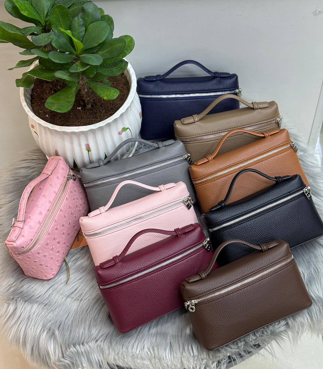 loro piana
SIZE  ………21CM 🥰

80 dhs🪙🌨️

with BOX
🎁🎁🎁

Zain244
♥️♥️♥️