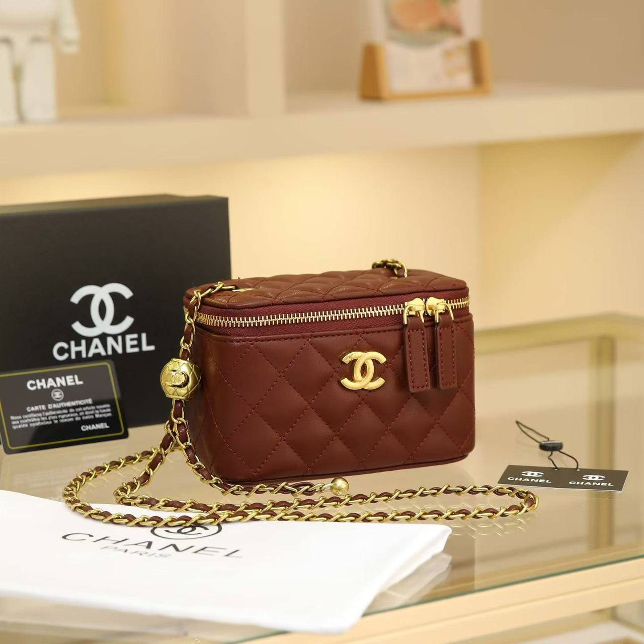 CHANEL 
16cm mirror 
100 dhs✅

with Box
🎁🎁🎁

Zain44
♥️♥️♥️