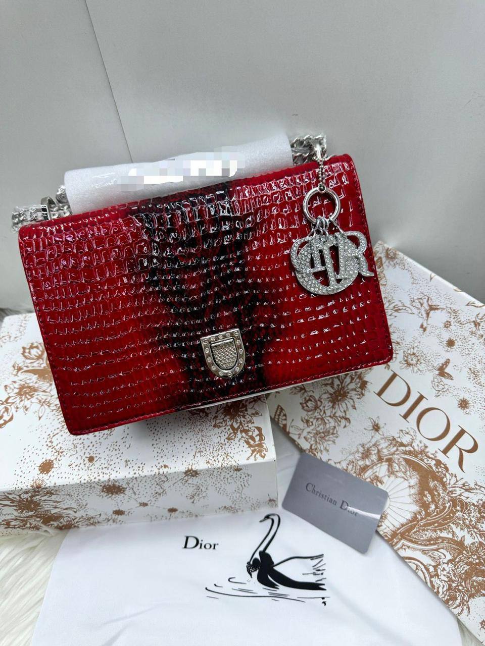 Dior diorama
Size : 25 * 16 cm

105 dhs🪙🌺

with box🎁

Zain115
♥️♥️♥️