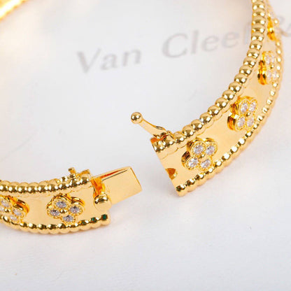 VCA ❤️‍🔥
Bangle 🦋
Master quality 💯
With normal boxes 🗃️ 
105 dhs🇦🇪🇦🇪

With master box 📦 
140 dhs🇦🇪🇦🇪

Zain216
♥️♥️♥️