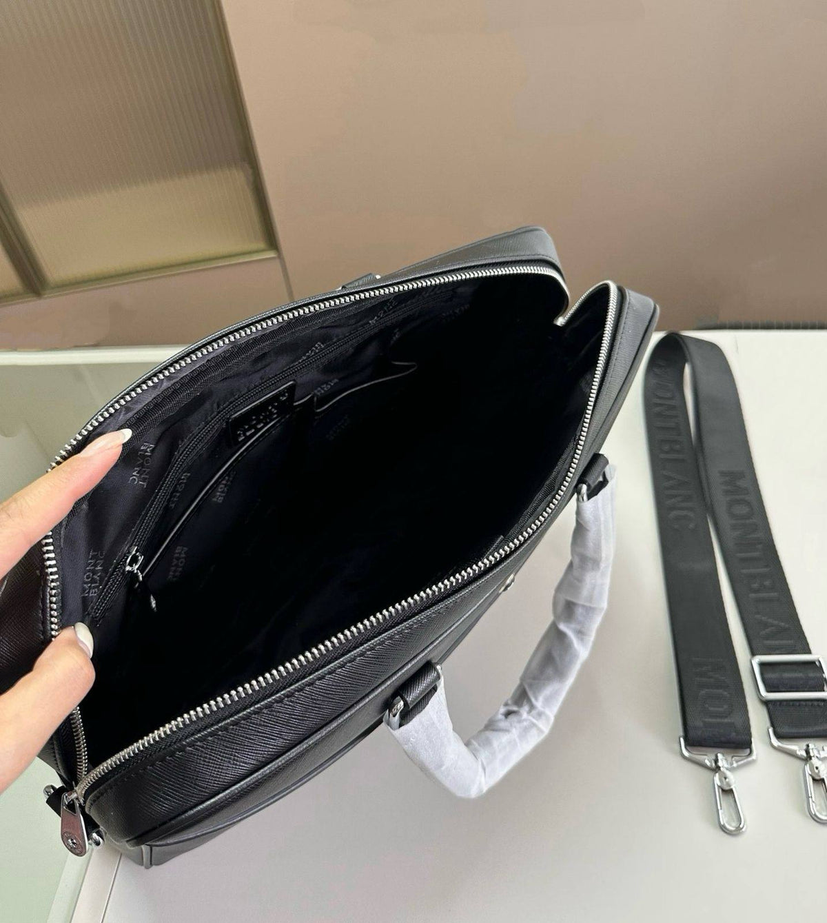 Montblanc 
Laptop bag 

copy one 
new came 
265 dhs🇦🇪🇦🇪

Zain295
♥️♥️♥️