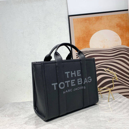 MARC JACOBS
 THE TOTE BAG 
GOOD QUALITY 
MEDIUM SIZE 
115 dhs✅

Zain39
♥️♥️♥️