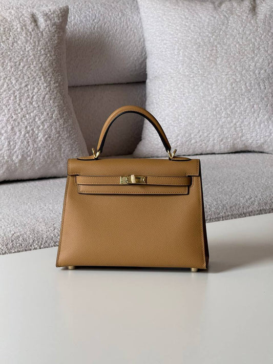 Hermes
kelly 25cm💥Master quality ✅with box📦
380 dhs✅

Zain51
♥️♥️♥️