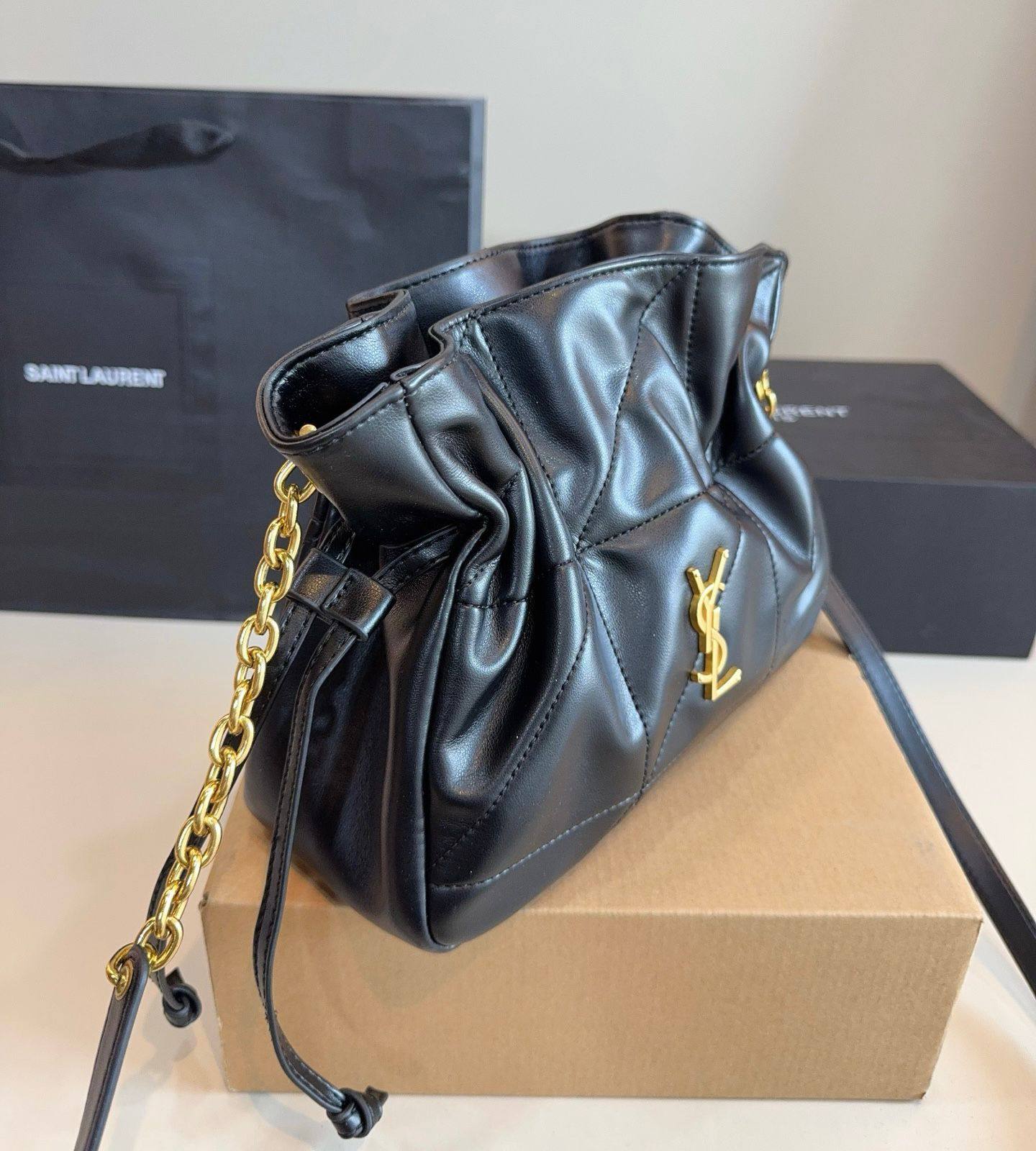 YSL 
NEW CAME SMALL SIZE 
WITH BOX 
🎁🎁🎁

100 dhs❣️

Zain39
♥️♥️♥️
