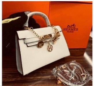 Hermes 
Size 22cm
105 dhs✅
With box 📦

Zain70
♥️♥️♥️