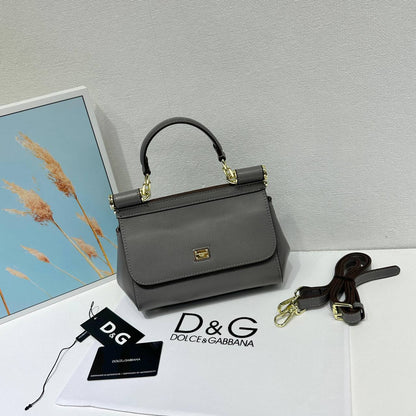 D&G
High quality 
Size: 20cm

With box 
🎁🎁🎁

110 dhs🪙🖤

Zain50
♥️♥️♥️