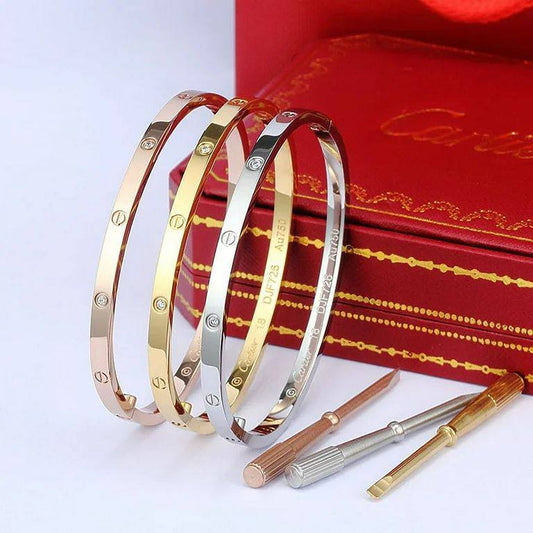 Cartier Set❤️‍🔥*
Bangle 🐦‍🔥
Master quality 💯
Size available 👇
16,17,18,19
One piece 
With normal boxes 📦 
45 dhs💚
With master box 🗃️ 
75 dhs💚

Zain216
♥️♥️♥️
