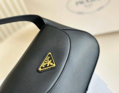 Prada

With box 
🎁🎁🎁

85 dhs❣️

Zain39
♥️♥️♥️