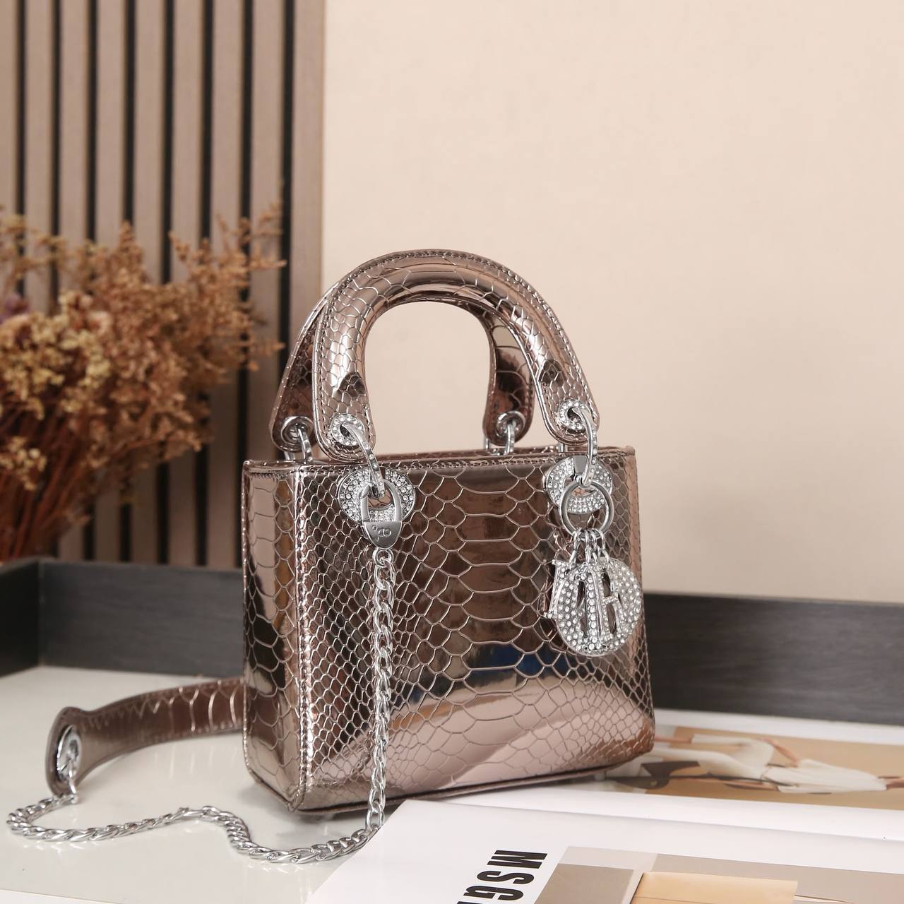 LADY DIOR NEW CAME HIGH QUALITY WITH BOX 
150 dhs🇦🇪🇦🇪

Zain295
♥️♥️♥️