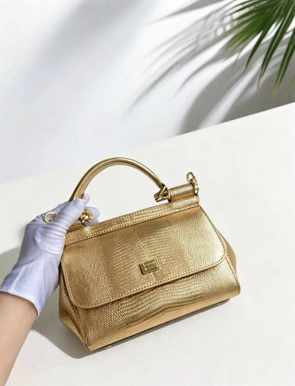 D&g

110 dhs
With box

Zain35
♥️♥️♥️