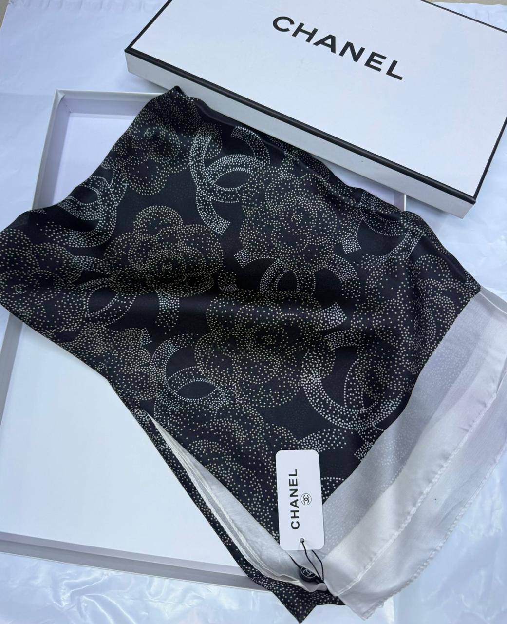 Chanel
Silk scarf 
40 dhs✅
55 dhs✅ 

with box🎁🎁🎁

Zain93
♥️♥️♥️