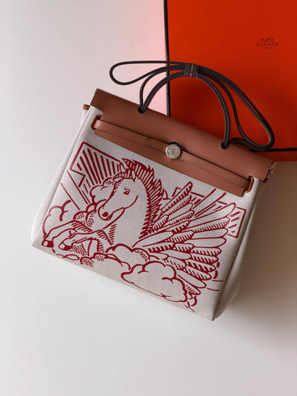 Hermes
Super AAA + Quality 💯

 With original packing🎁🎁
 SIZE:36and42
 Available now 

630 dhs🇦🇪🇦🇪

Zain52
♥️♥️♥️