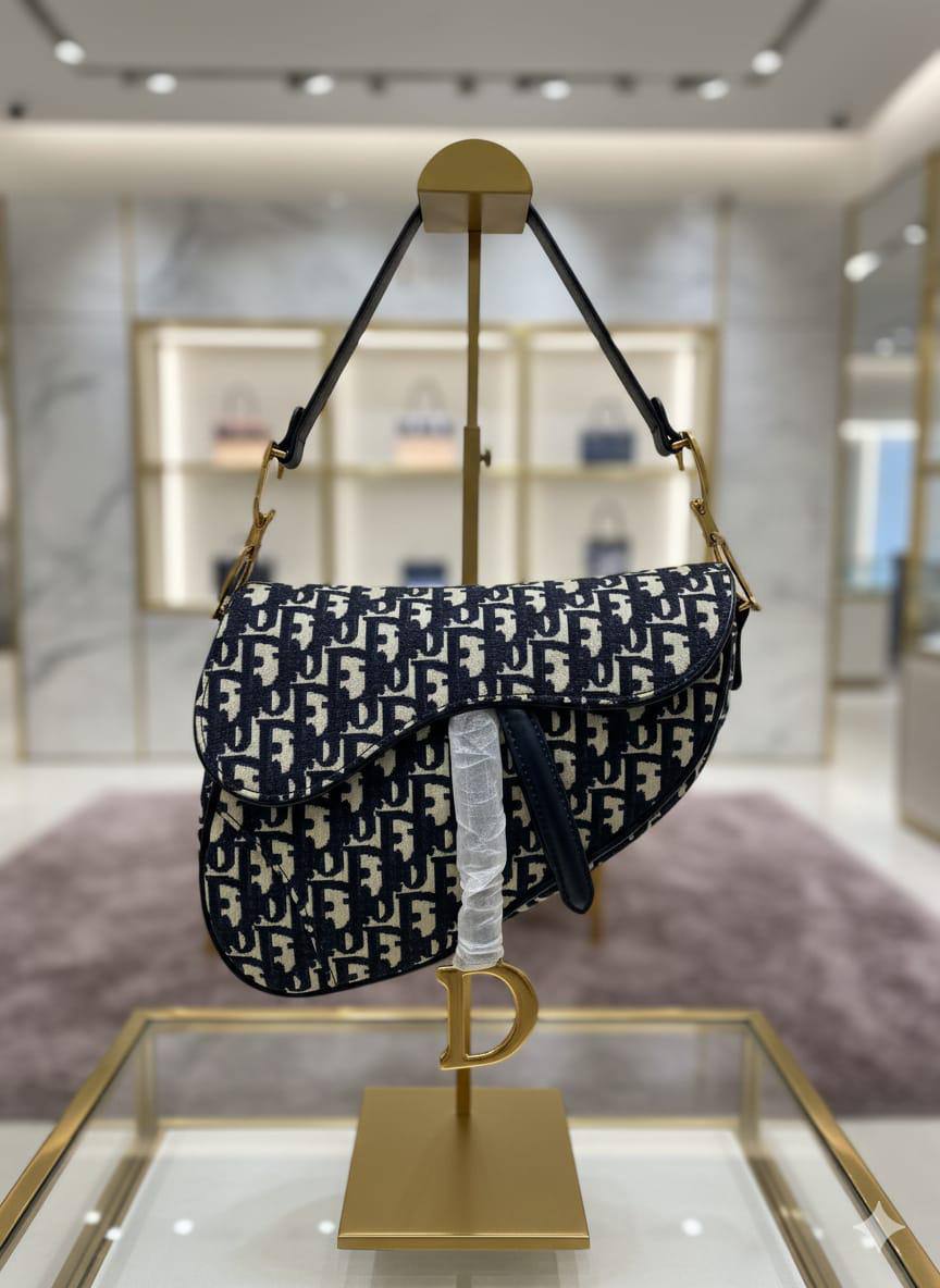 Dior
Best quality 

with box’s 
🎁🎁🎁

120 dhs🪙🖤
size 25cm

Zain158
♥️♥️♥️