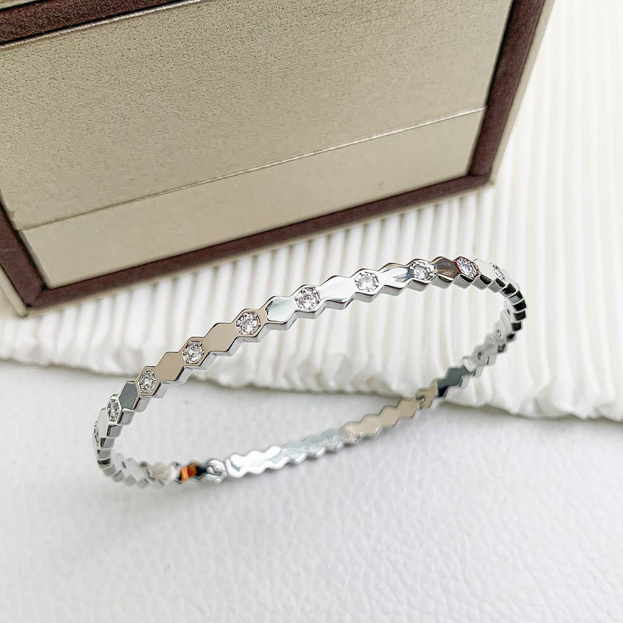 CHAUMET 🦋*
Bangle 💥
Master quality 💯
With black boxes 📦 
55 dhs🇦🇪🇦🇪

With master box 🗃️ 
120 dhs🇦🇪🇦🇪

Zain216
♥️♥️♥️