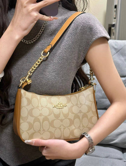 Coach
90 dhs❣️

size：24cm
With the box
🎁🎁🎁

Zain35
♥️♥️♥️