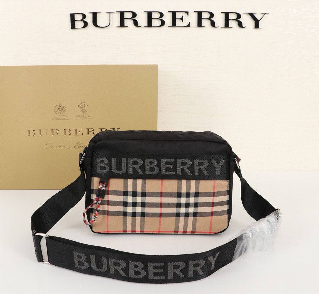 BURBERRY NEW CAME UNISEX GOOD QUALITY WITH BOX 
90 dhs✅

Zain295
♥️♥️♥️