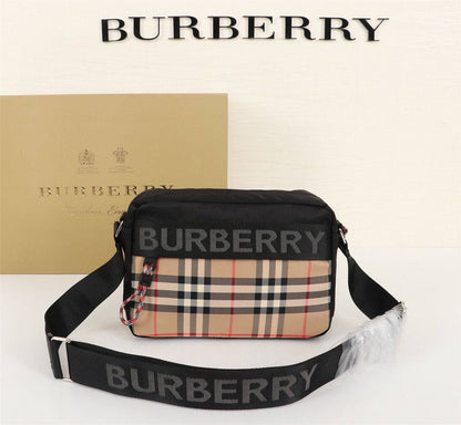 BURBERRY NEW CAME UNISEX GOOD QUALITY WITH BOX 
90 dhs✅

Zain295
♥️♥️♥️