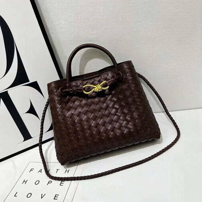 BOTTEGA
GOOD QUALITY
 WITH BOX 
🎁🎁🎁

115 dhs✅

Size: 25cm

Zain39
♥️♥️♥️