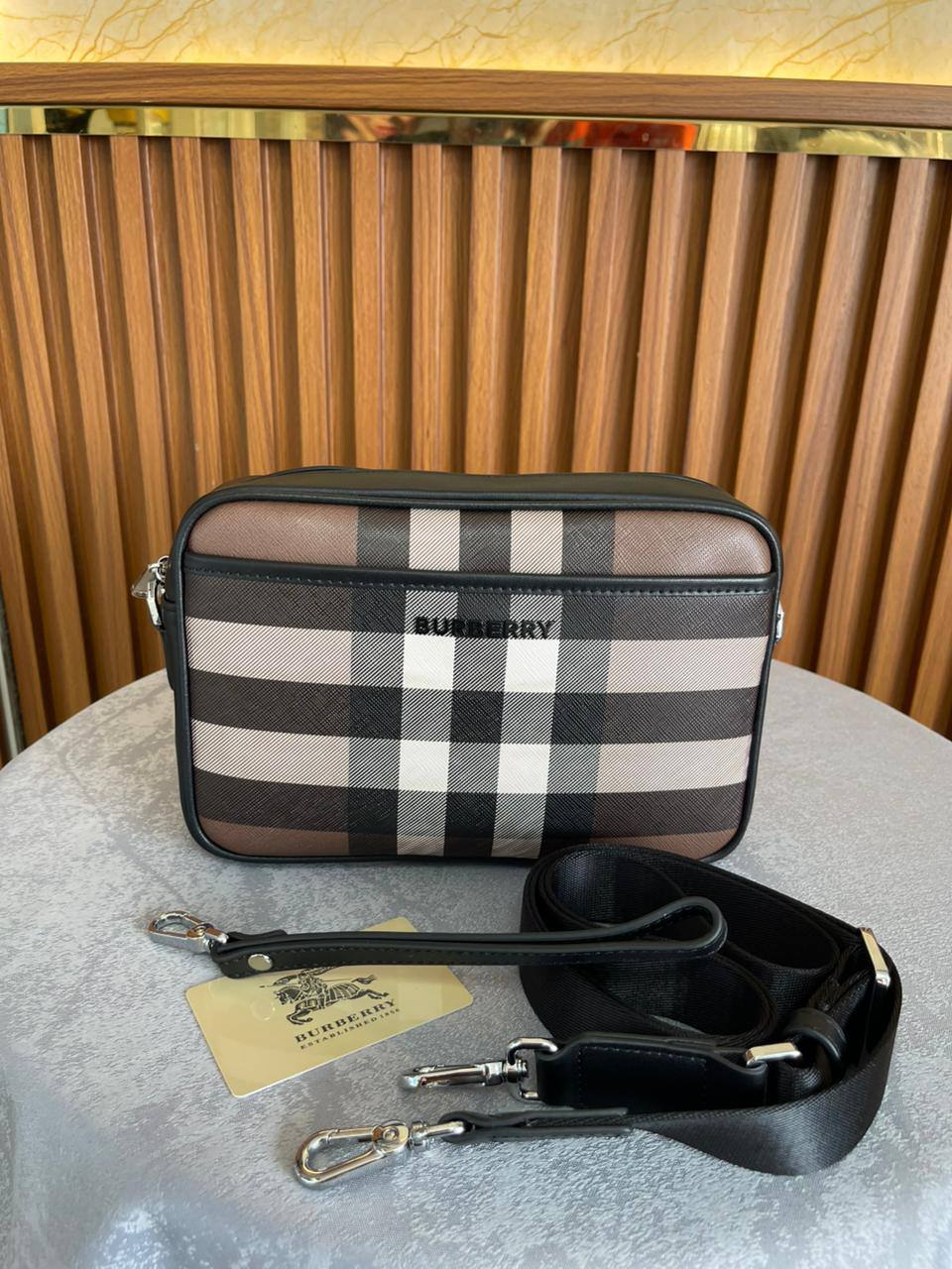 BURBERRY
*New collection* 
*Messenger bag* 
*Master quality*
600 dhs🪙🖤

Zain179
♥️♥️♥️