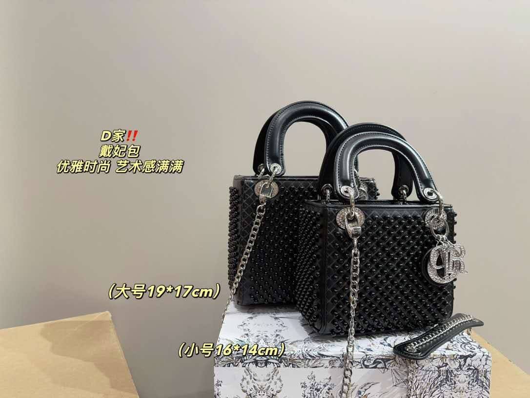 Dior Master
20cm 330 dhs🪙🌨️
17cm 310 dhs🪙🌨️

Zain10
♥️♥️♥️