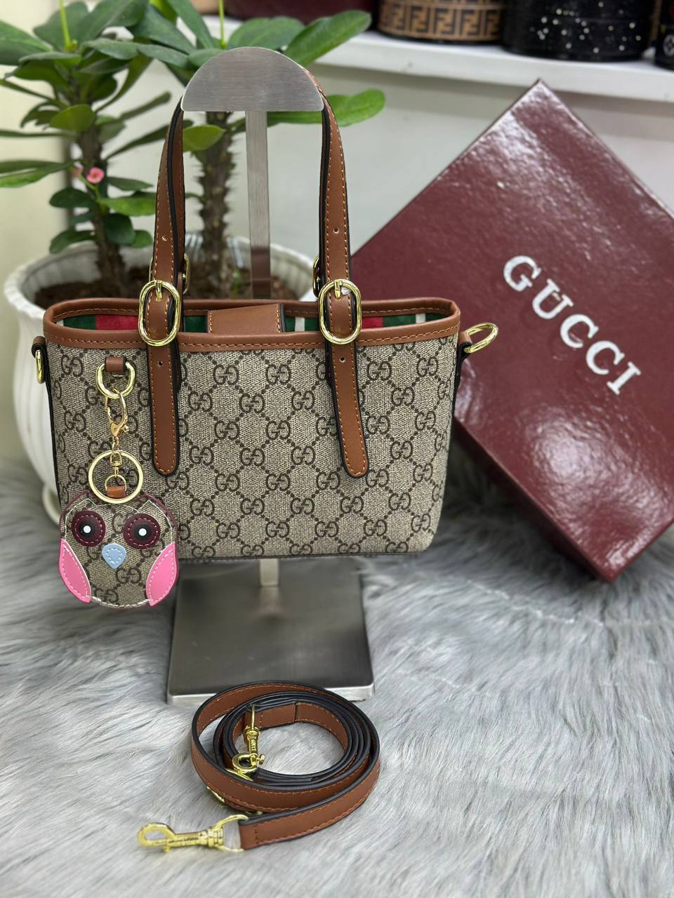 Gucci
SIZE  ……… 20CM 
95 dhs✅

with BOX 
🎁🎁🎁

Zain224
♥️♥️♥️