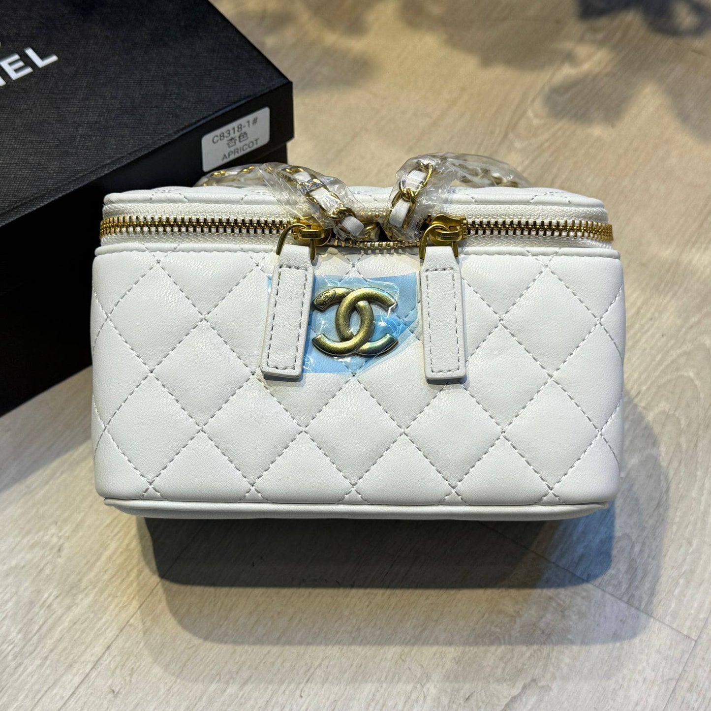 CHANEL 

18cm
95 dhs❣️

with BOX
🎁🎁🎁

Zain44
Zain254
♥️♥️♥️