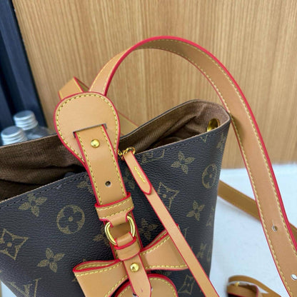 LV
25*18*13cm
70 dhs❣️

Zain17
♥️♥️♥️