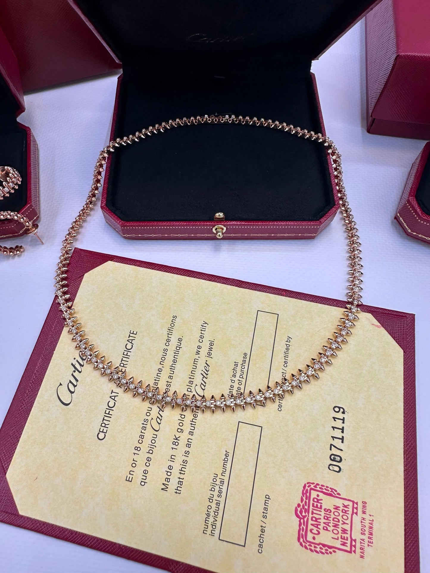 CARTIER SET
Necklace 💥
Earring 🔥
Bracelet 🐦‍🔥
With stone 🦋
With normal boxes 🗃️ 
315 dhs✅

With master box 📦 
360 dhs✅

Zain216
♥️♥️♥️